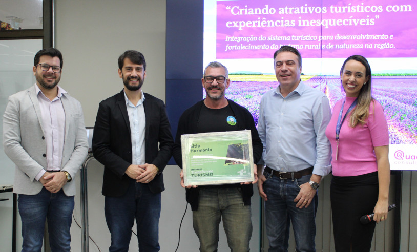Carlos Brás Caetano, proprietário do Sitío Harmonia recebendo a placa de reconhecimento do programa Transforma Turismo, pelo gerente da unidade de relacionamento e experiencia do cliente do Sebrae/MS Rodrigo Maia.