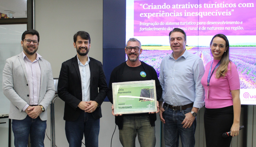 Carlos Brás Caetano, proprietário do Sitío Harmonia recebendo a placa de reconhecimento do programa Transforma Turismo, pelo gerente da unidade de relacionamento e experiencia do cliente do Sebrae/MS Rodrigo Maia.