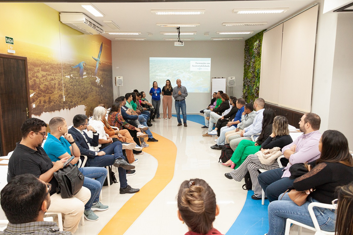 Conselheiro do Sebrae/MS e presidente do Sistema FAEMS, Alfredo Zamlutti conversa com participantes