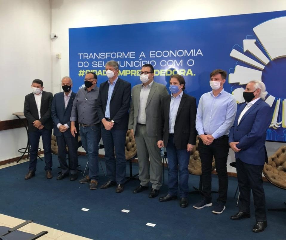 Participaram da solenidade para assinatura dos contratos os prefeitos Alan Guedes, de Dourados; Edinaldo Luiz Bandeira, de Amambai; Lucas Foroni, de Rio Brilhante; e Guga de Novo Horizonte do Sul.