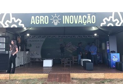 No stand do Sebrae, participantes conferem solu&ccedil;&otilde;es para agroneg&oacute;cio