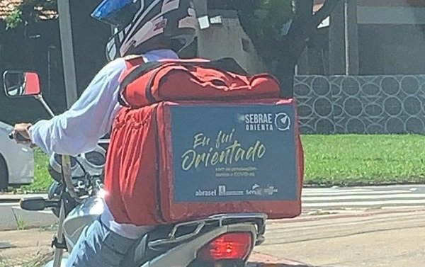 Entregadores recebem selo para mostrar que foram orientados quanto a medidas sanit&aacute;rias