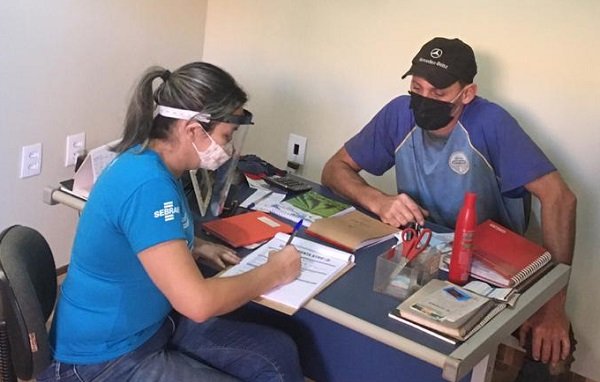 Agente do Sebrae d&aacute; orienta&ccedil;&otilde;es sobre medidas de biosseguran&ccedil;a