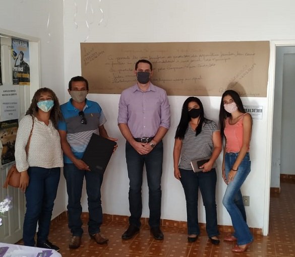 Consultor realiza atendimento