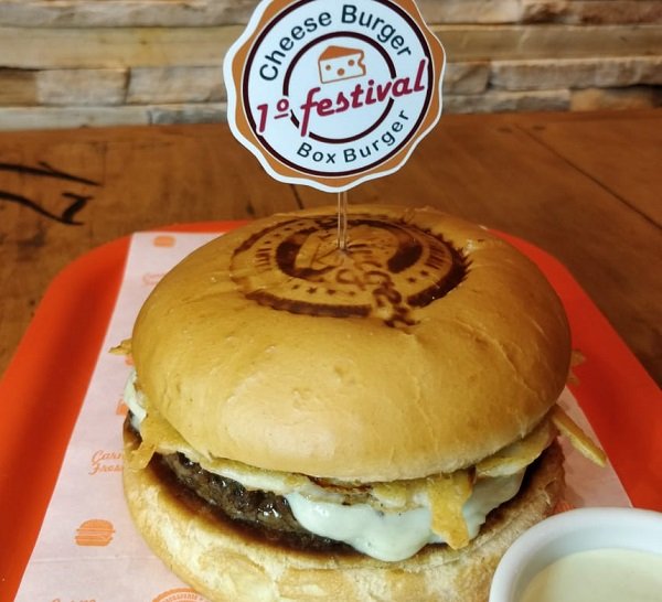 Hamb&uacute;rguer com queijo artesanal produzido em MS fez sucesso em festival