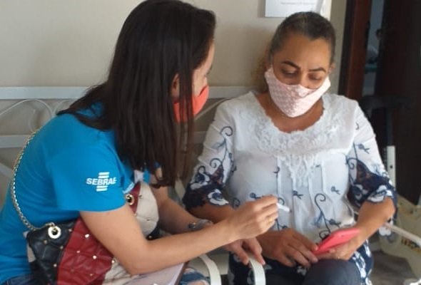 Agente orienta empreendedora sobre cadastro no Google Meu Neg&oacute;cio