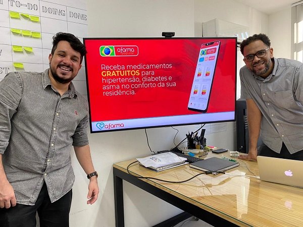 Empreendedores da aFarma, Derick Bezerra e Elizier Santos, comemoram conquista de selo internacional