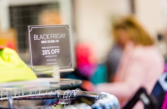 Maioria dos consumidores deve ir &agrave;s compras presencialmente