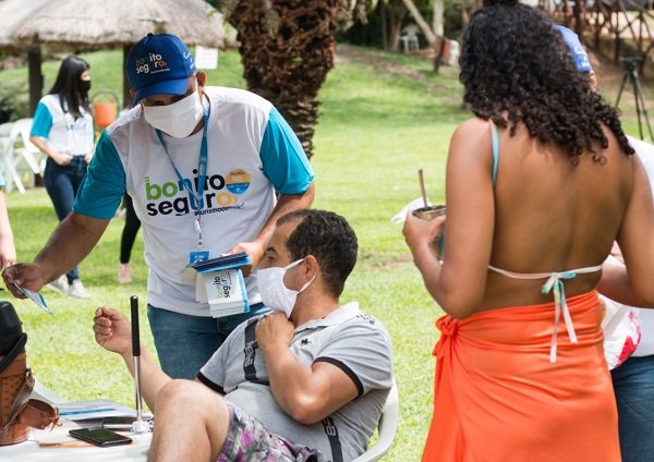 Mutir&atilde;o orientou turistas e entregou m&aacute;scaras de prote&ccedil;&atilde;o
