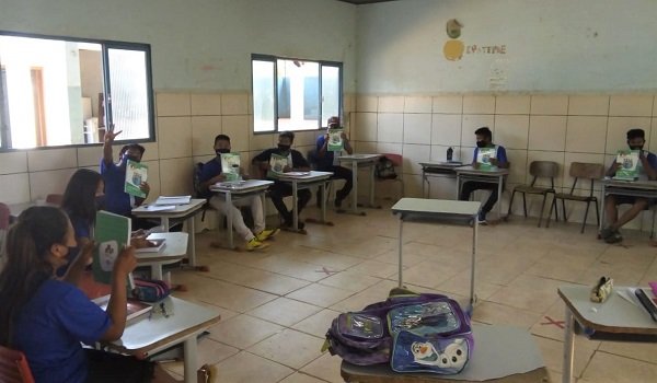 Estudantes da E.M. Polo Ind&iacute;gena Mbo'Eroy Guarani Kaiow&aacute; em aula sobre empreendedorismo