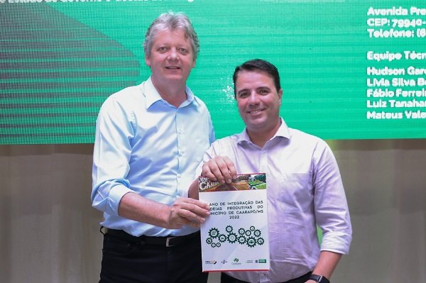 Secret&aacute;rio da Semagro, Jaime Verruck, e prefeito de Caarap&oacute;, Andr&eacute; Nezzi