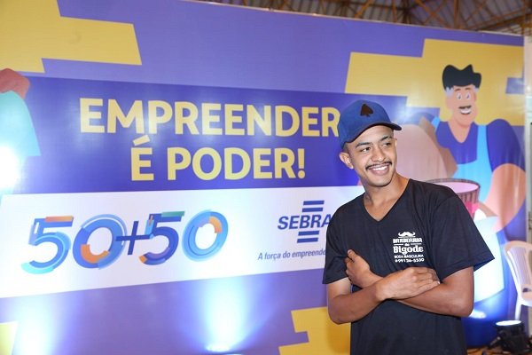 H&aacute; sete meses, Rodrigo Garcia abriu a Barbearia do Bigode e foi na Semana do MEI se formalizar