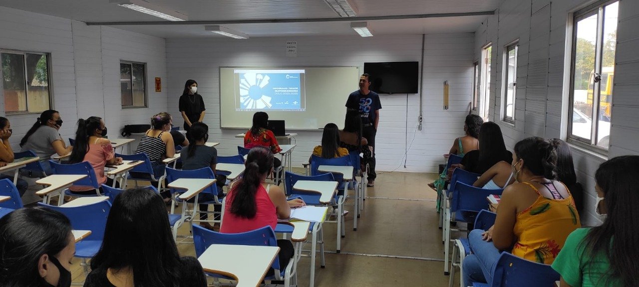 Participantes tiveram a oportunidade de aprender sobre maquiagem e design de sobrancelhas (Foto: Assessoria de Imprensa do Governo Municipal de Rio Brilhante)